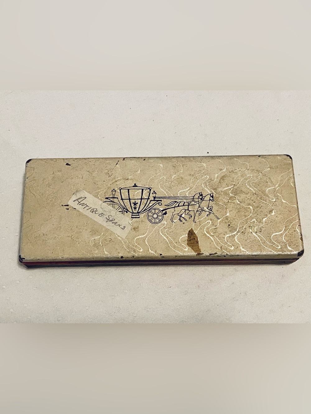 Coats and Clark Leatherette Case with Threads. Visible signs of age.
